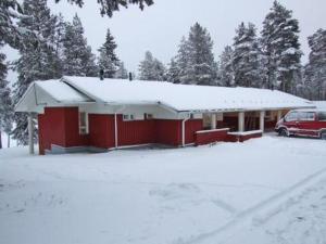 une maison rouge recouverte de neige dans l'établissement Holiday Home Soivio by Interhome, à Poussu