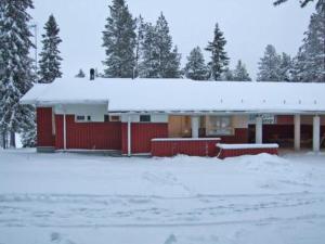 un bâtiment rouge avec un toit recouvert de neige dans l'établissement Holiday Home Soivio by Interhome, à Poussu