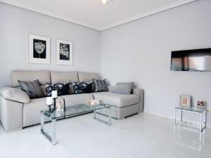 - un salon avec un canapé et une table en verre dans l'établissement Apartment La Maestranza by Interhome, à Marbella
