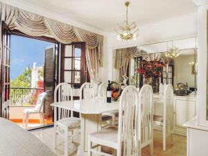 ein Esszimmer mit einem weißen Tisch und Stühlen in der Unterkunft Apartment Duplex Loureiro by Interhome in Ericeira