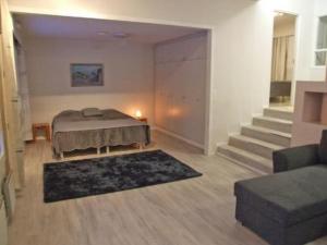 un soggiorno con un letto e un divano di Holiday Home Soivio by Interhome a Poussu Altre 16 foto