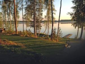 ArmisvesiにあるHoliday Home Villa hatakka by Interhomeの木々と草原のある湖の景色