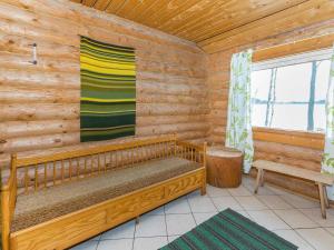pokój z ławką i oknem w drewnianym domku w obiekcie Holiday Home Hevonkuusi by Interhome w mieście Säkinmäki