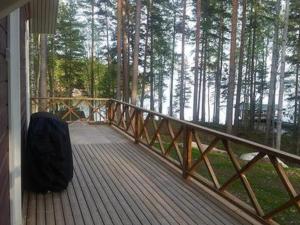 een houten loopbrug met een rugzak op een veranda bij Holiday Home Ylä-hannala by Interhome in Muurame