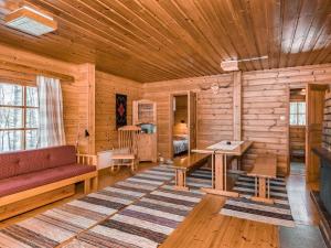 una sala de estar con un sofá y una mesa en Holiday Home 2233 by Interhome, en Savonranta
