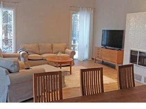 Μια τηλεόραση ή/και κέντρο ψυχαγωγίας στο Holiday Home Ylä-hannala by Interhome +18 φωτογραφίες