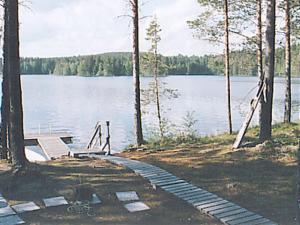 un muelle en un lago junto a algunos árboles en Holiday Home Aittoniemi i by Interhome, en Hopsu