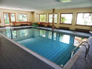 Bazén v ubytování Chalet Hotel Diamant nebo v jeho okolí