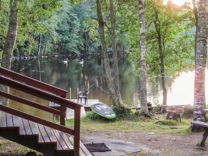 un barco sentado a un lado de un lago en Holiday Home 2235 by Interhome, en Savonranta