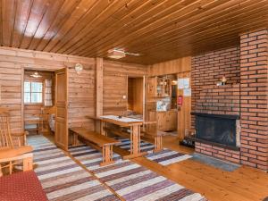 Una sala de estar con chimenea en una cabaña de troncos en Holiday Home 2233 by Interhome, en Savonranta 18 fotos más