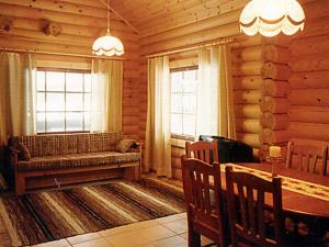 ArmisvesiにあるHoliday Home Koivuranta by Interhomeのリビングルーム(ソファ、テーブル、窓付)