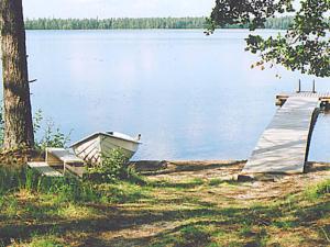 un muelle con un barco junto a un lago en Holiday Home Eteläranta by Interhome en Armisvesi