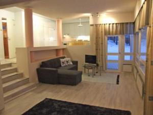 un soggiorno con un divano e un tavolo di Holiday Home Soivio by Interhome a Poussu