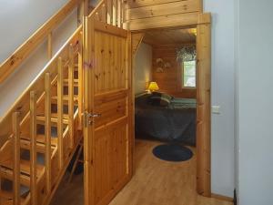 Kleines Zimmer mit einem Bett und einer Holztür in der Unterkunft Holiday Home Aallotar havina by Interhome in Paltamo