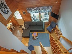 an overhead view of a living room with a couch and a table at Holiday Home Aallotar kuiskaus by Interhome in Paltamo