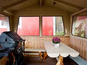 Habitación pequeña con mesa y fogones. en Holiday Home Lomatuuli by Interhome en Kello