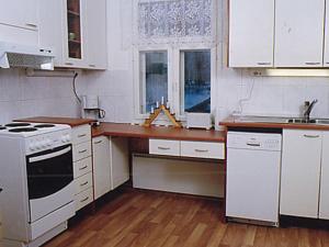 una cucina con elettrodomestici bianchi e pavimento in legno di Holiday Home Eteläranta by Interhome a Armisvesi Altre 9 foto