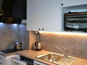 una cucina con lavello e microonde di Holiday Home Rantamökki by Interhome ad Arvaja