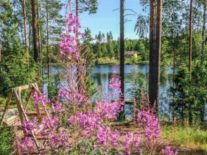 HolisevaにあるHoliday Home Aurinko by Interhomeの湖前の紫花の茂み