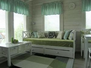 um quarto com uma cama, uma mesa e janelas em Holiday Home Mariantupa by Interhome em Muurame