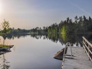 Kuusjärvi的住宿－維庫林偉蘭塔度假屋，一座位于湖面上,有树木的码头