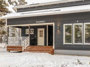 KyröにあるHoliday Home Kuukkeli by Interhomeの雪中玄関付黒家