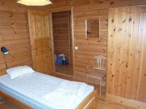 1 dormitorio con 1 cama en una cabaña de madera en Holiday Home Anna tuisku by Interhome, en Sorrinmäki