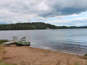 SipsiöにあるHoliday Home Petäjäinen by Interhomeの湖畔の船舟とベンチ