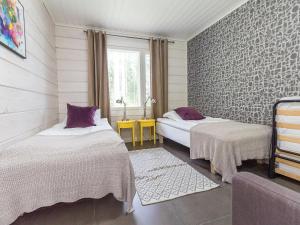 TorvoilaにあるHoliday Home Villa aallokko by Interhomeのベッドルーム1室(ベッド2台、窓、テーブル付)