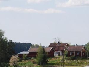 un groupe de maisons dans un champ à côté d'une route dans l'établissement Holiday Home Louhela by Interhome, à Kisko