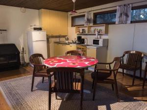 Il comprend une cuisine équipée d'une table et de chaises. dans l'établissement Holiday Home Vattomäki, à Sorrinmäki