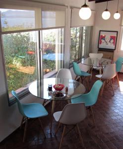 Vintage Bariloche Hostel Boutique في سان كارلوس دي باريلوتشي: غرفة بها طاولات وكراسي ونافذة كبيرة