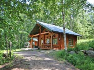 uma cabana de madeira na floresta com um caminho que o conduz em Holiday Home Rantatupa by Interhome em Hyyrylä
