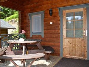 una cabina in legno con tavolo e porta di Holiday Home Rantamaja by Interhome a Kittilä