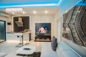 a living room with a couch and a fireplace at H & V Residence - Diamond Bungalow Apartment in Arad +34 photos