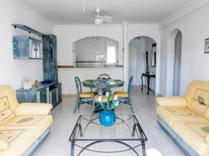 uma sala de estar com mesa e cadeiras em Apartment La Giralda by Interhome em Denia