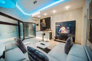 ein Wohnzimmer mit einem Sofa und einem Kamin in der Unterkunft H & V Residence - Diamond Bungalow Apartment in Arad