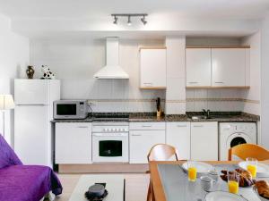 Apartment La Riviera by Interhomeにあるキッチンまたは簡易キッチン