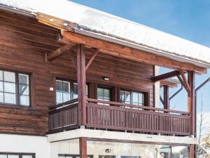 ein Holzhaus mit seitlicher Terrasse in der Unterkunft Holiday Home Point vale 2 ap- 5 by Interhome in Tahkovuori