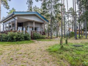 ein Haus mit blauem Dach im Wald in der Unterkunft Holiday Home Björn by Interhome in Hitis