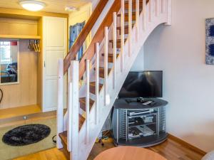 uma sala de estar com uma escada e uma televisão em Holiday Home Point vale 4 ap-3 by Interhome em Tahkovuori