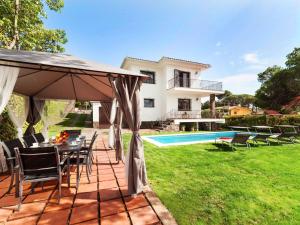 Bazén v ubytovaní Holiday Home Gramoia by Interhome alebo v jeho blízkosti