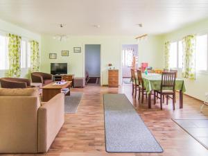 sala de estar con sofá, mesa y sillas en Holiday Home Petäjäniemi by Interhome, en Leskelä