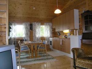 - une cuisine et une salle à manger avec une table et des chaises dans l'établissement Holiday Home Niittymökki by Interhome, à Somerniemi