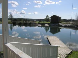 - une vue sur un lac avec un quai et une grange dans l'établissement Holiday Home Muonamies by Interhome, à Kyynämäki