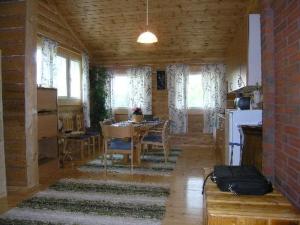 - une cuisine et une salle à manger avec une table et des chaises dans l'établissement Holiday Home Niittymökki by Interhome, à Somerniemi