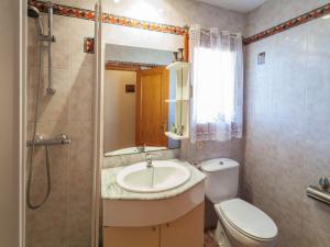 Kúpeľňa v ubytovaní Holiday Home Miro by Interhome