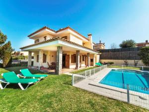 Bazén v ubytovaní Holiday Home Miro by Interhome alebo v jeho blízkosti