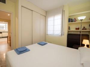 Postel nebo postele na pokoji v ubytování Apartment Vila Olímpica- Sant Martí - Sardenya by Interhome + 5 fotografií