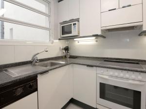 Kuchyň nebo kuchyňský kout v ubytování Apartment Vila Olímpica- Sant Martí - Sardenya by Interhome